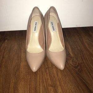 Nude pumps