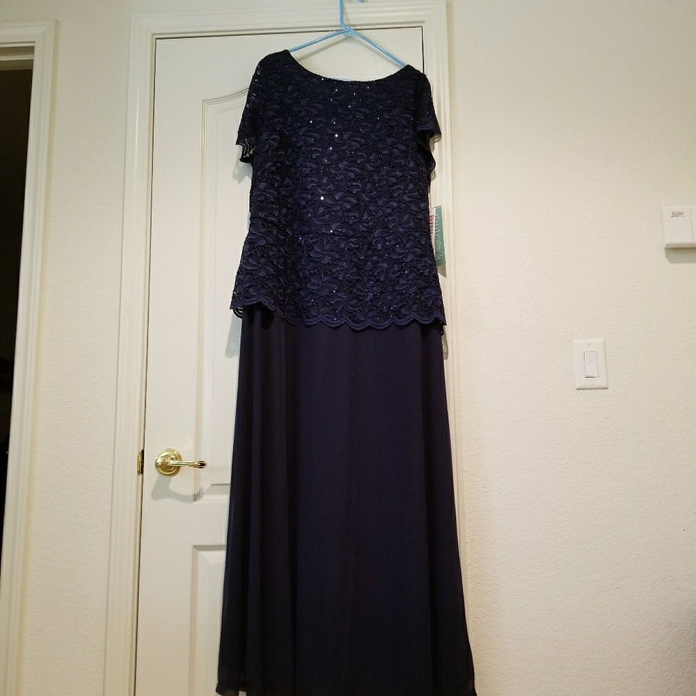 NAVY BLUE EVENING GOWN