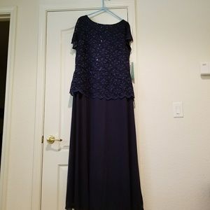 NAVY BLUE EVENING GOWN