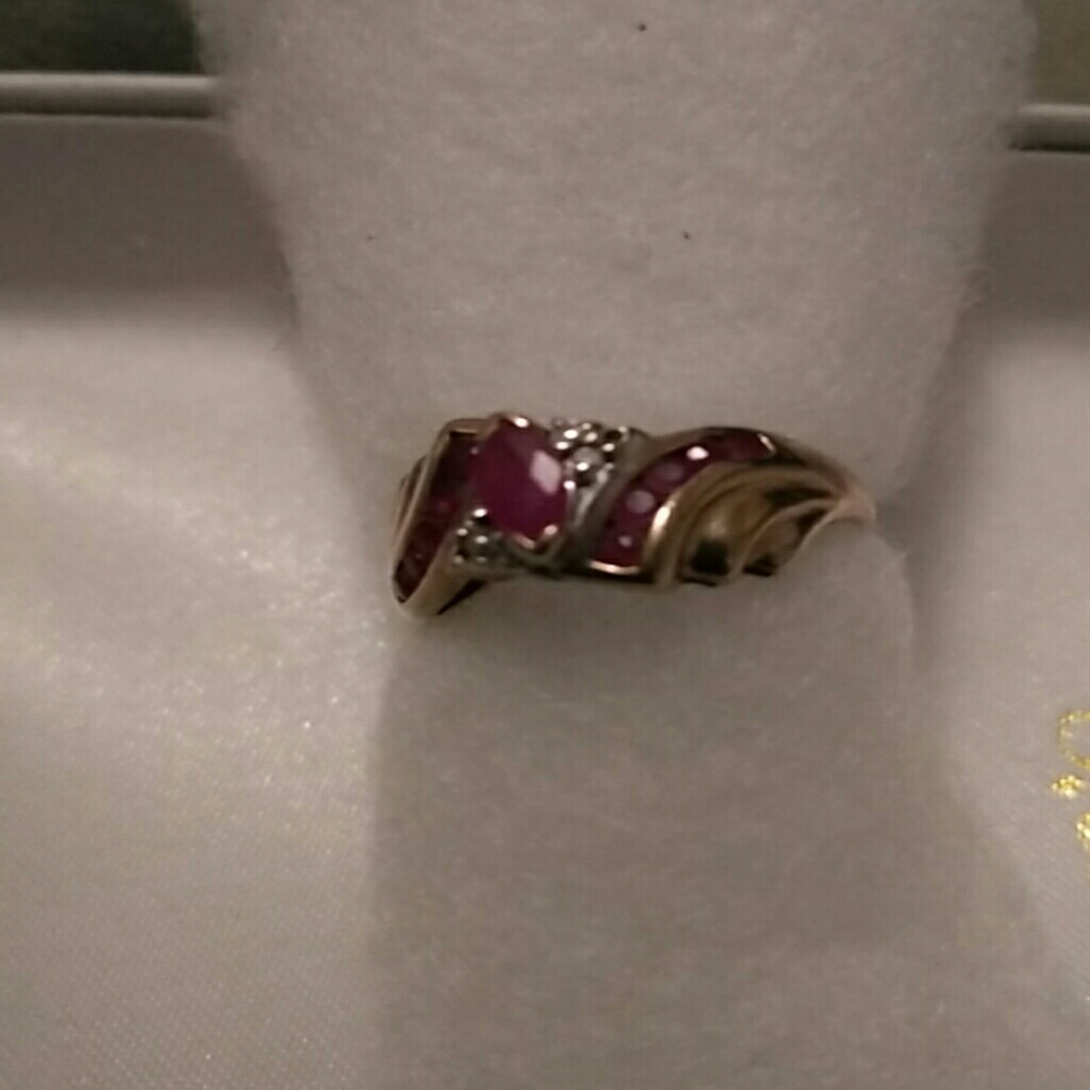 10k gold Ruby and diamond ring