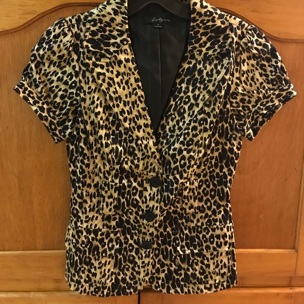 21- Short sleeve 3 button blazer