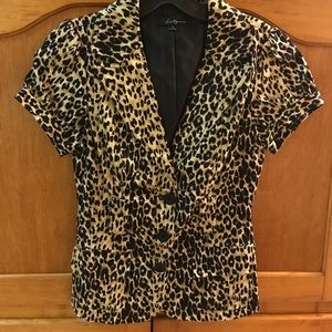 21- Short sleeve 3 button blazer 21- Short sleeve 3 button blazer