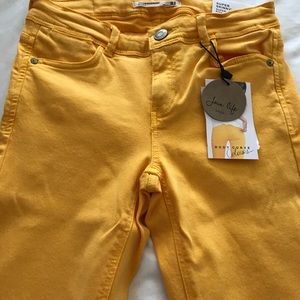 Yellow skinny jeans 💛