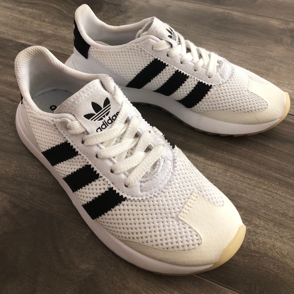 Adidas flashbacks women’s size 6