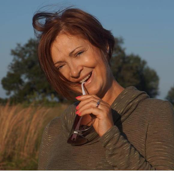 Meet your Posher, Larissa - Picture 1 of 1
