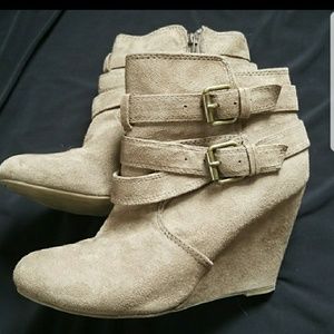 Nine West FAUX Suede Booties sz 9 Nine West FAUX Suede Booties sz 9