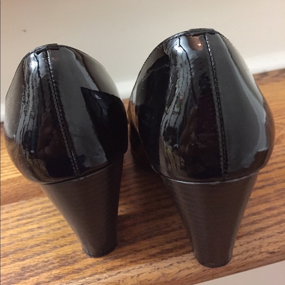 Sofft patent leather dress mocassin with 2.5” heel - Picture 2 of 8