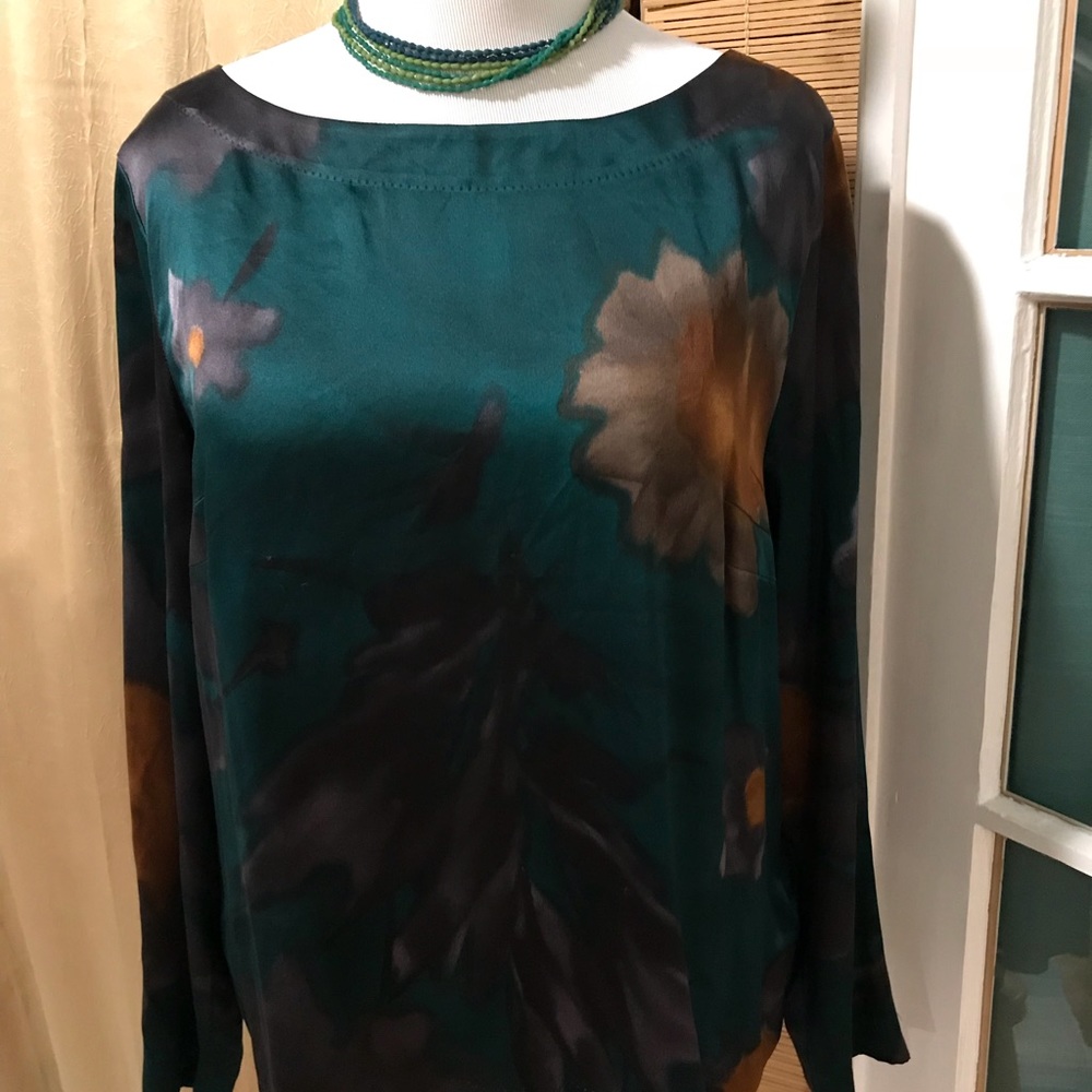 Escada 100% silk elegant blouse w/ zip back.