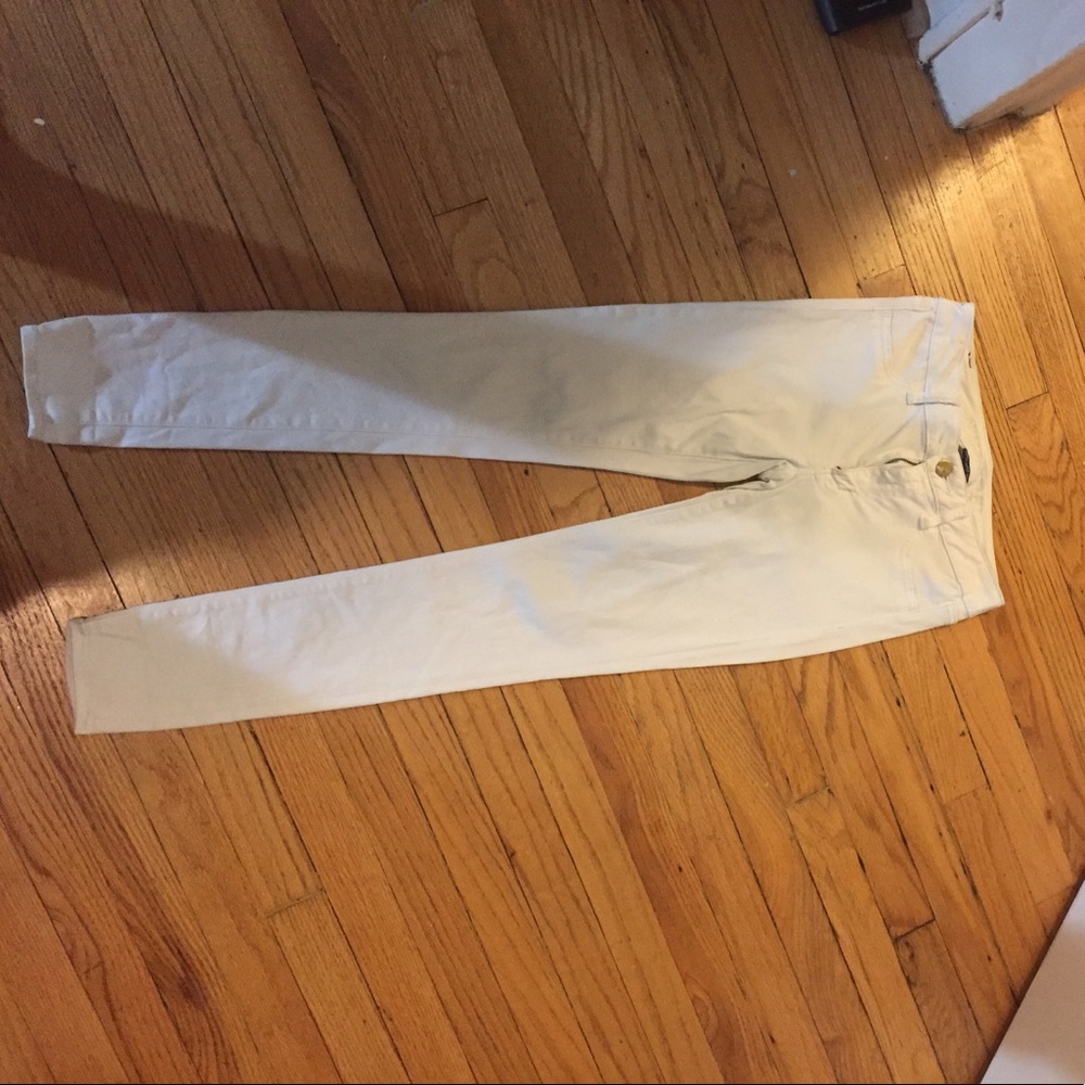 White jegging.