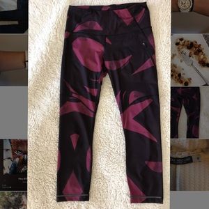 LULU lemon, size 6, 7/8 maroon printed leggings