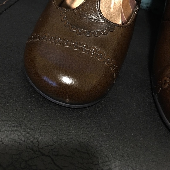 Victorian style brown heels. - Picture 3 of 8