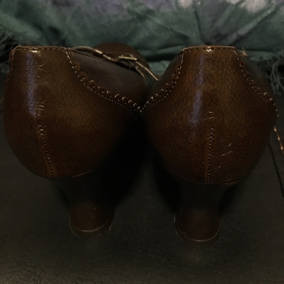 Victorian style brown heels. - Picture 4 of 8