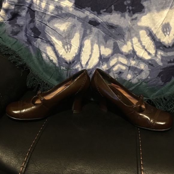 Victorian style brown heels. - Picture 6 of 8