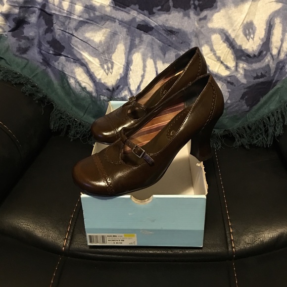 Victorian style brown heels. - Picture 8 of 8