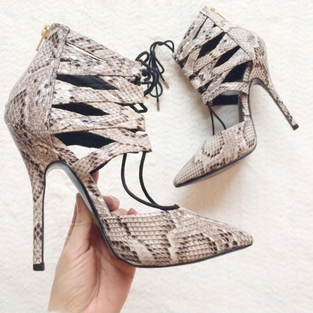 Steve Madden NEW Chic Snakeskin Lace up Heels 6