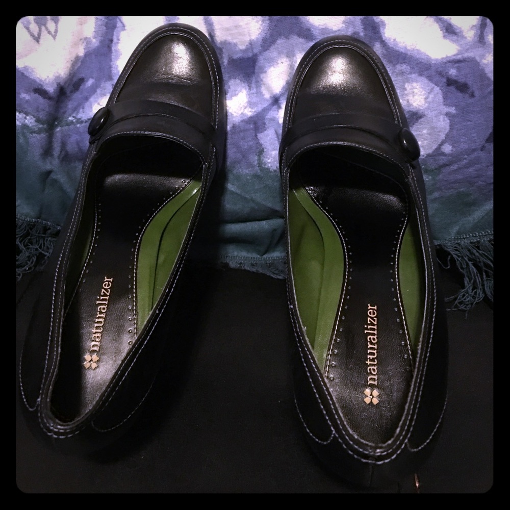 Beautiful black leather Naturalizer wedge heels.
