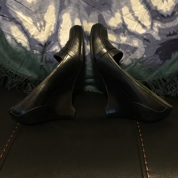 Beautiful black leather Naturalizer wedge heels. - Picture 2 of 8