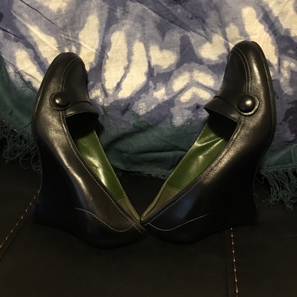Beautiful black leather Naturalizer wedge heels. - Picture 3 of 8