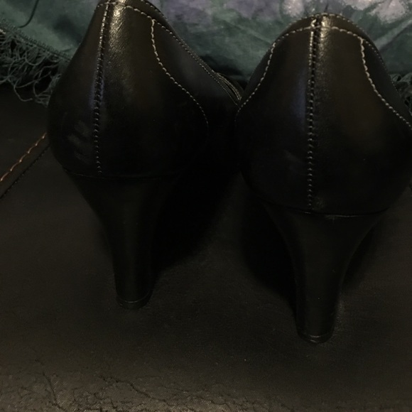 Beautiful black leather Naturalizer wedge heels. - Picture 4 of 8