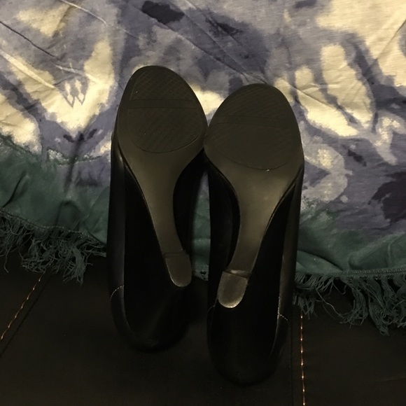 Beautiful black leather Naturalizer wedge heels. - Picture 5 of 8