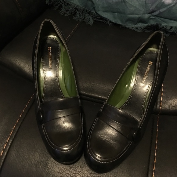 Beautiful black leather Naturalizer wedge heels. - Picture 6 of 8