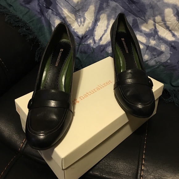 Beautiful black leather Naturalizer wedge heels. - Picture 7 of 8