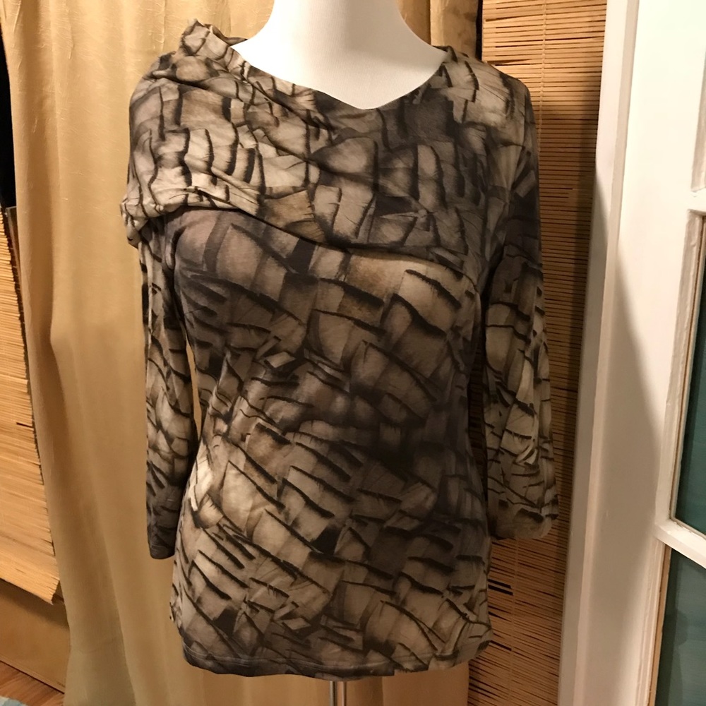Escada off shoulder L blouse with form