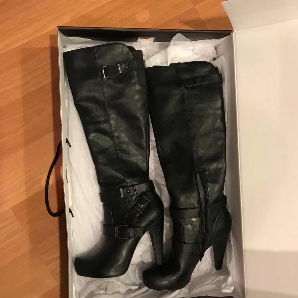 BNWT SIZE "5" Guess boots