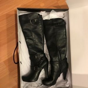 BNWT SIZE "5" Guess boots