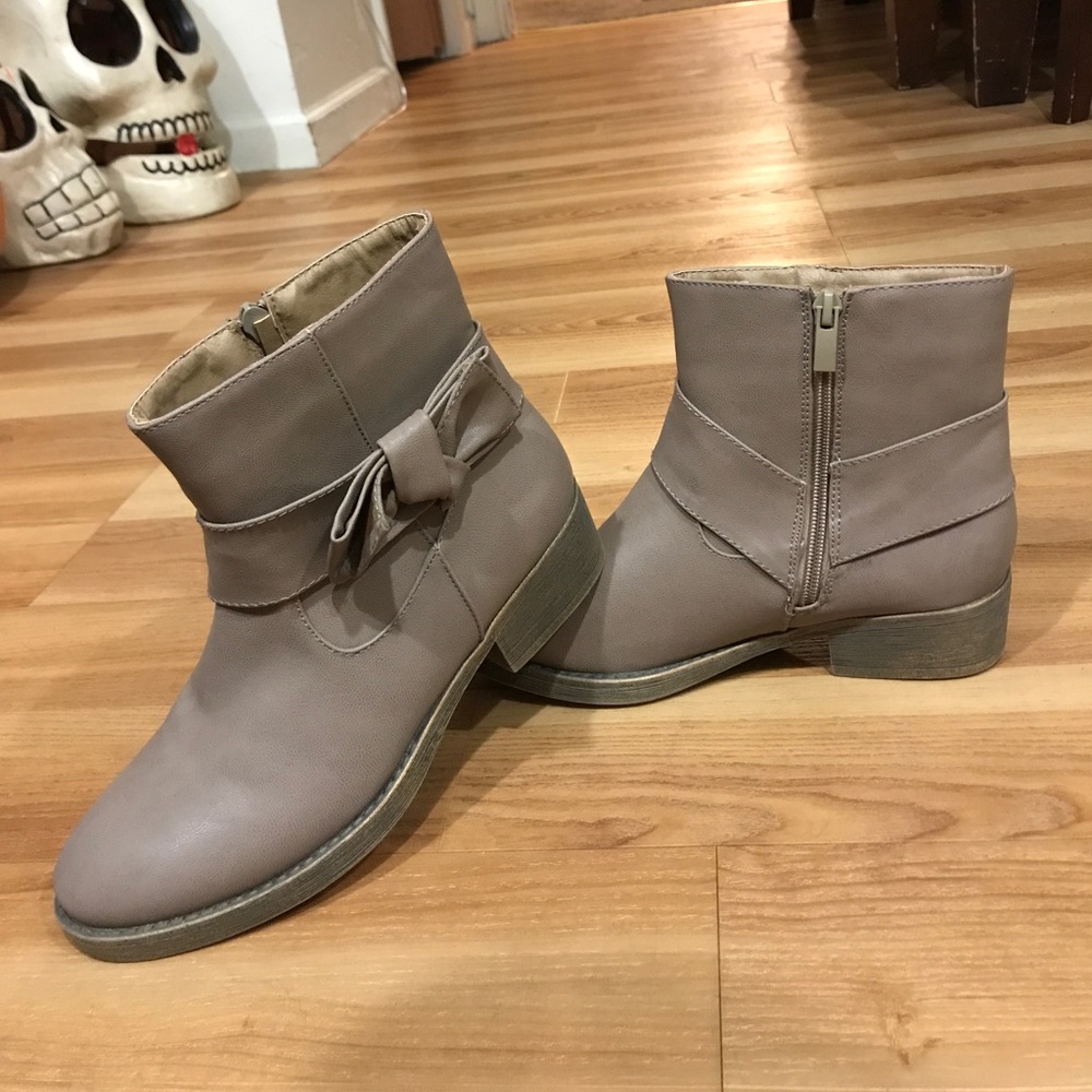 New Wet Seal Ankle Boots Sz 6- Fits like a 7