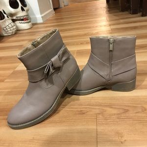 New Wet Seal Ankle Boots Sz 6- Fits like a 7