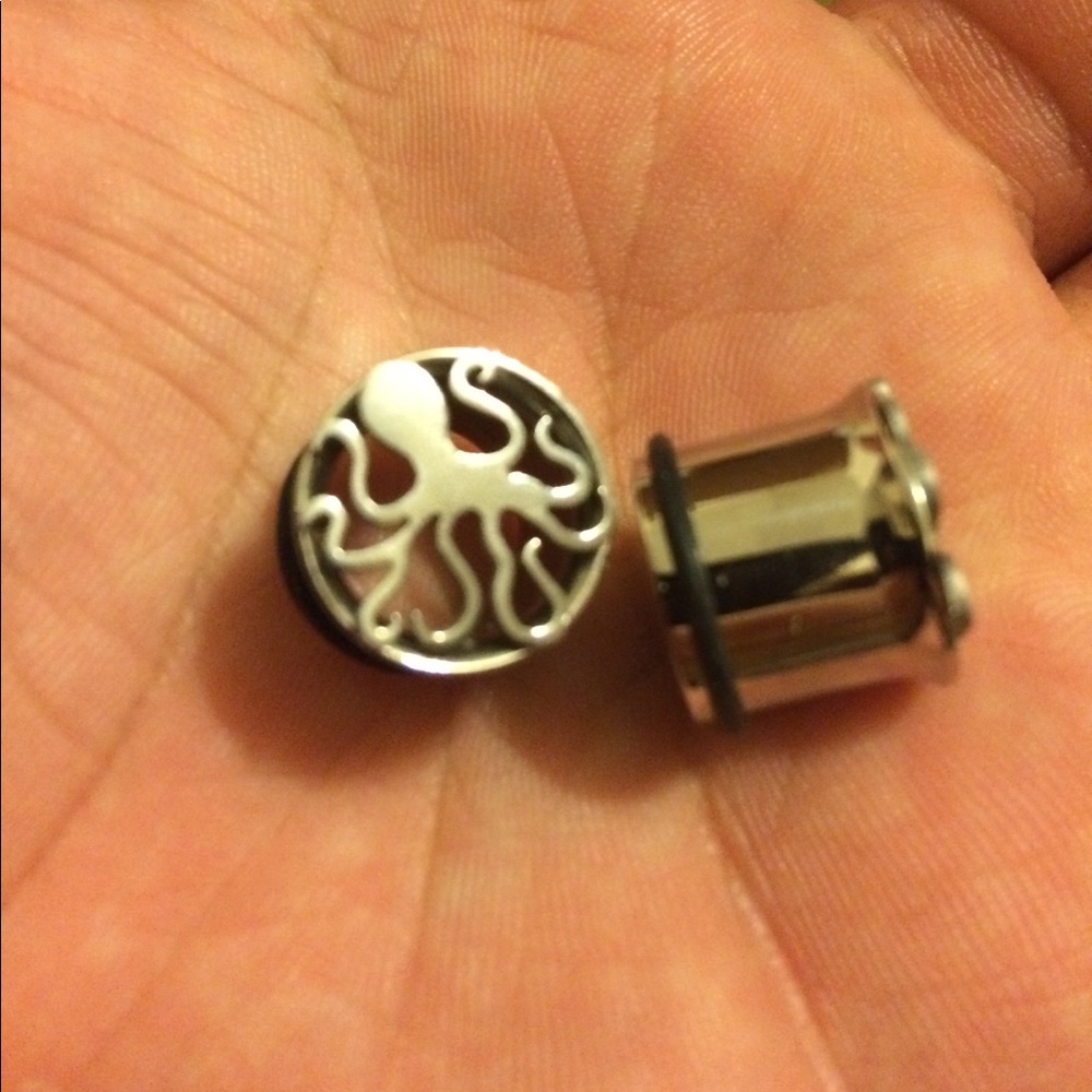 Metal octopus plugs