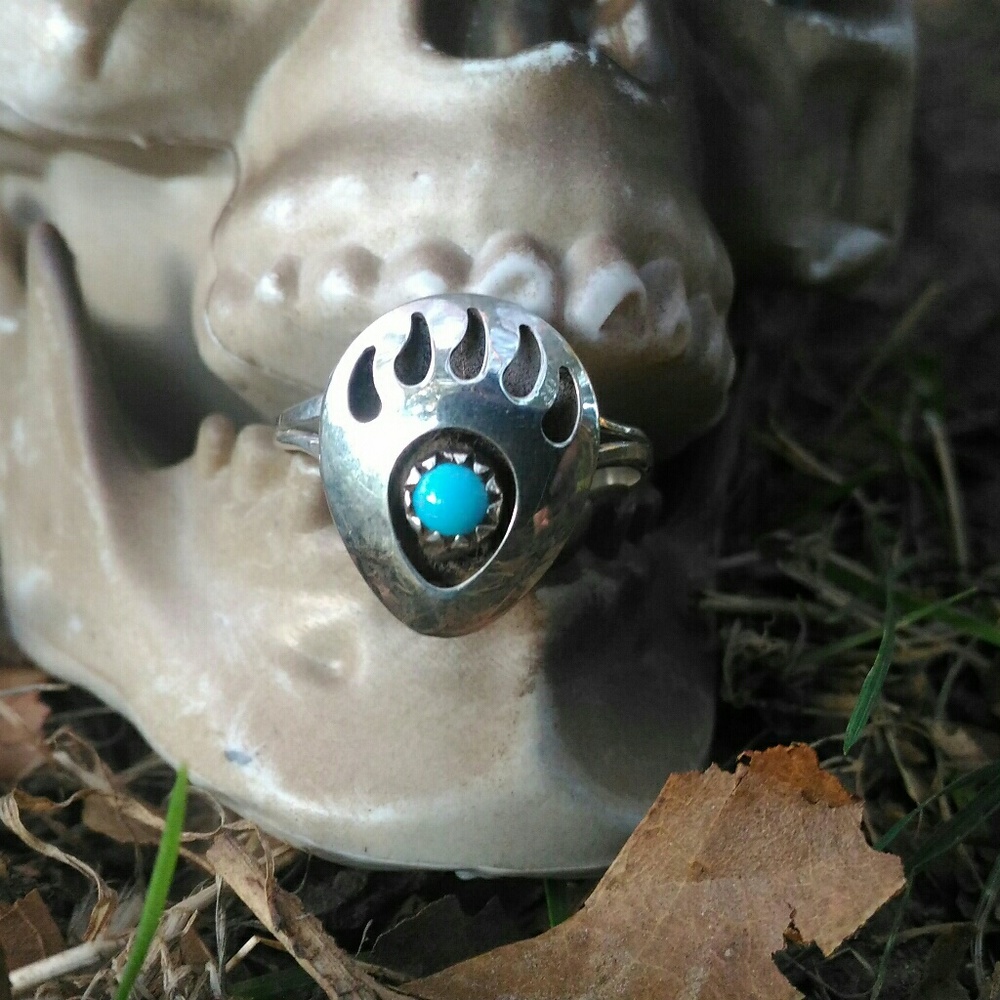 💖SOLD💖Navajo sterling turquoise bear claw ring.