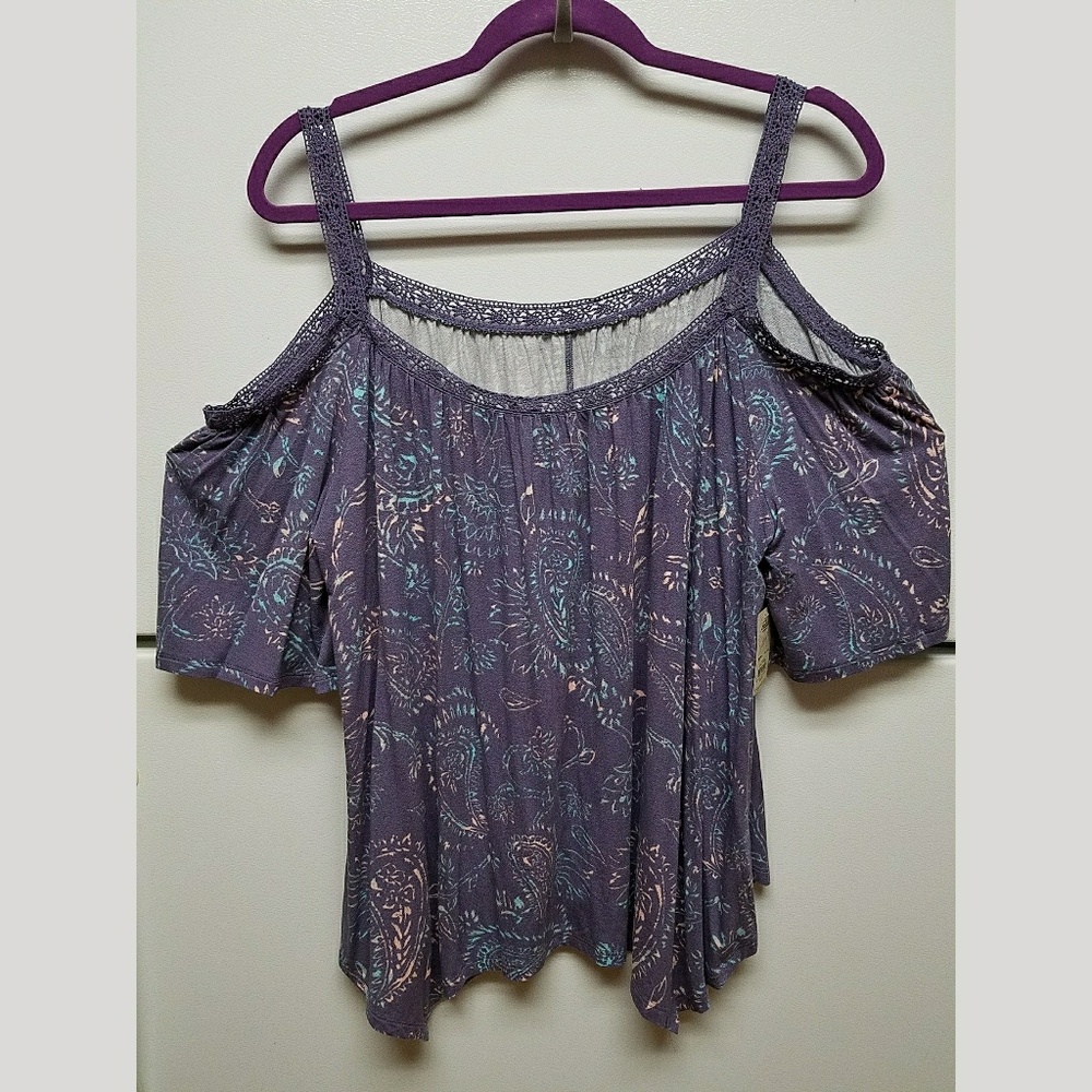 ❤️SOLD❤️ cold shoulder flowy top - Picture 4 of 4