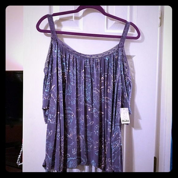 Mudd Tops - ❤️SOLD❤️ cold shoulder flowy top