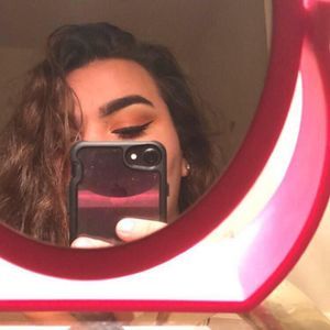 Meet your Posher, Alexis