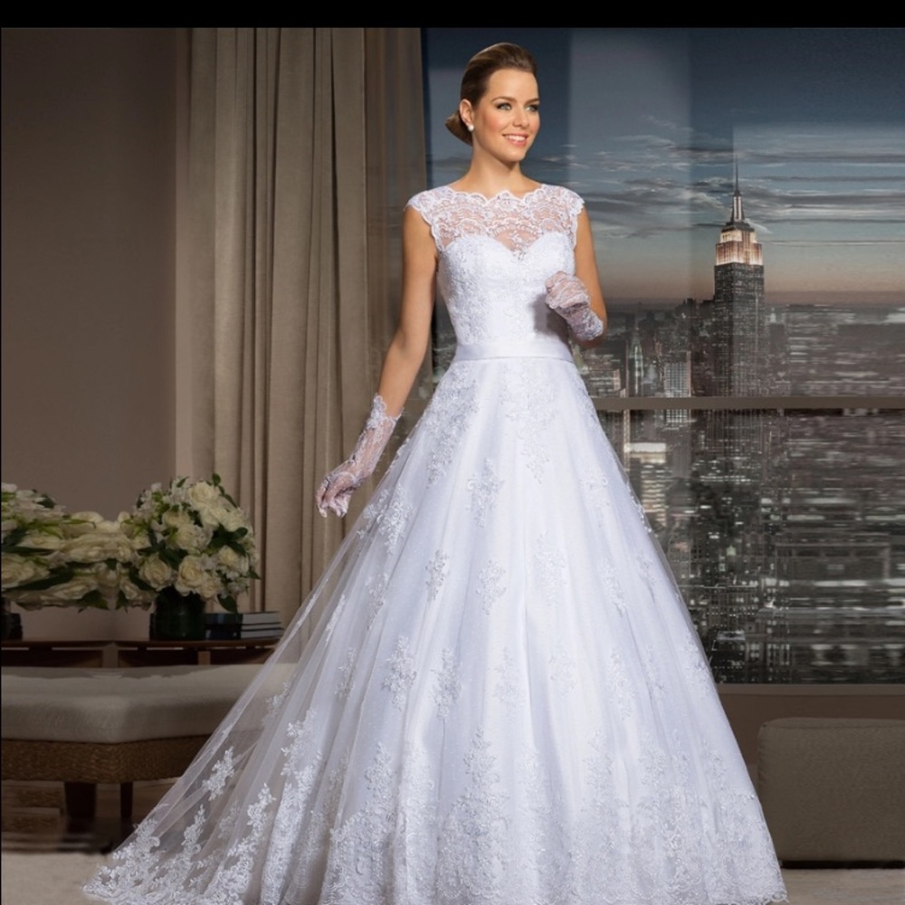 Gorgeous white wedding dress lace bow tulle skirt