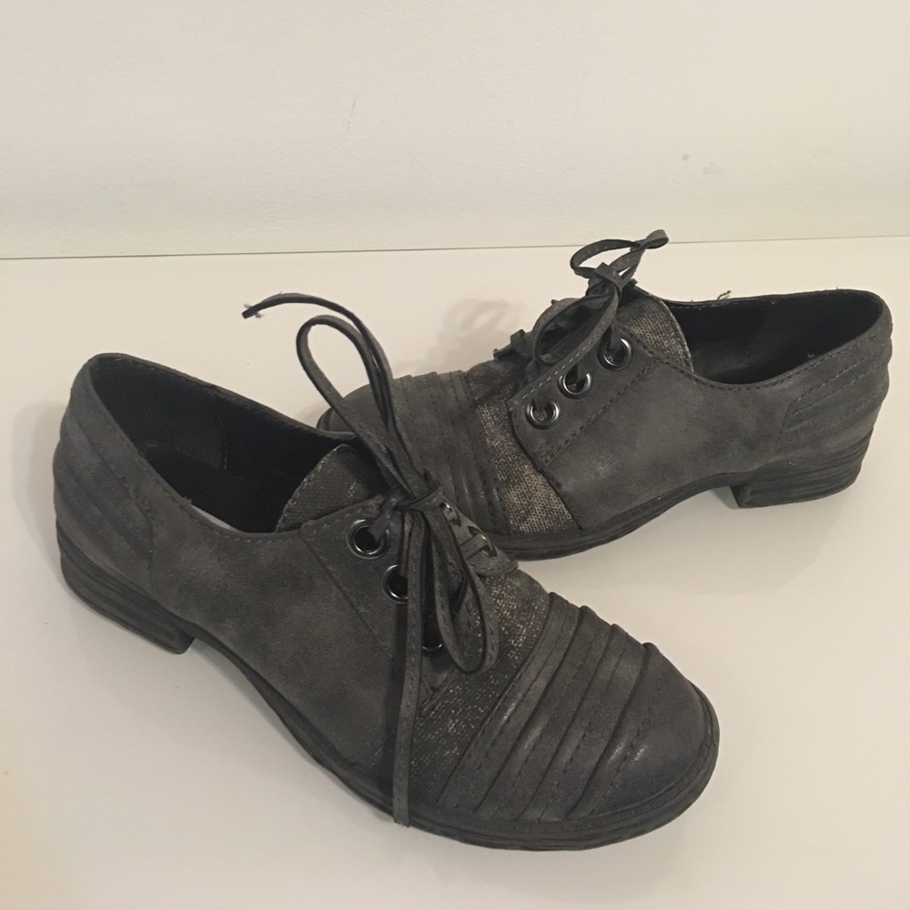 Simply Adorable "2 Lips Too" Gray Leather Shoes