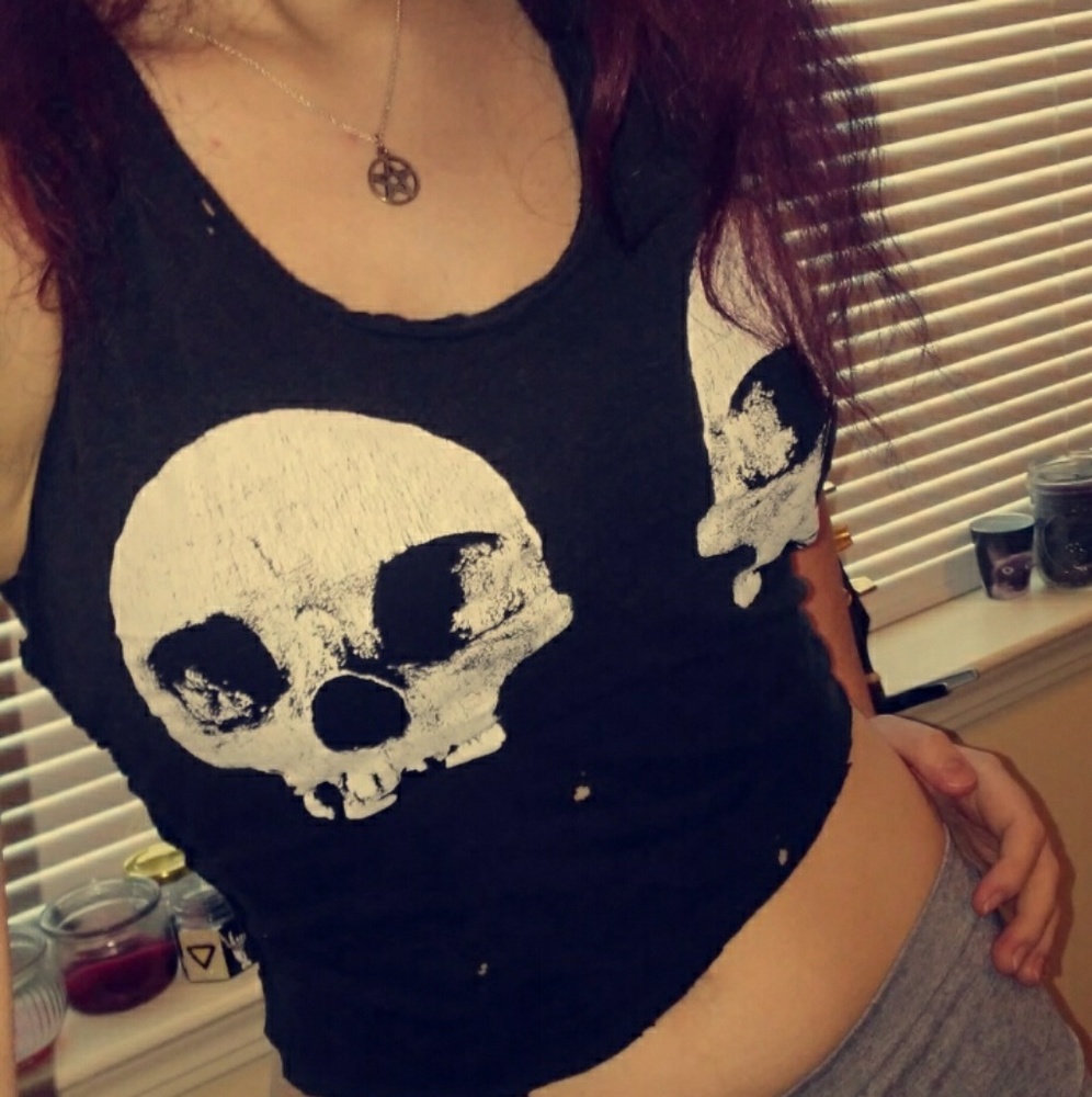 ❤Hand-Sewn Distressed Vintage Skull Crop Top