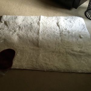 NEW!! Fluffy white rug! 4 by 5 feet