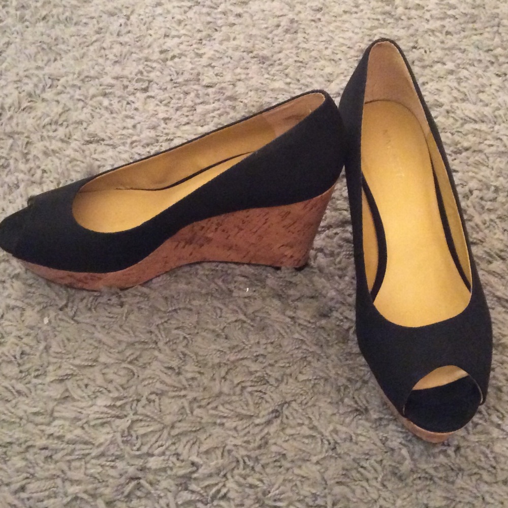 Nine West black linen wedge