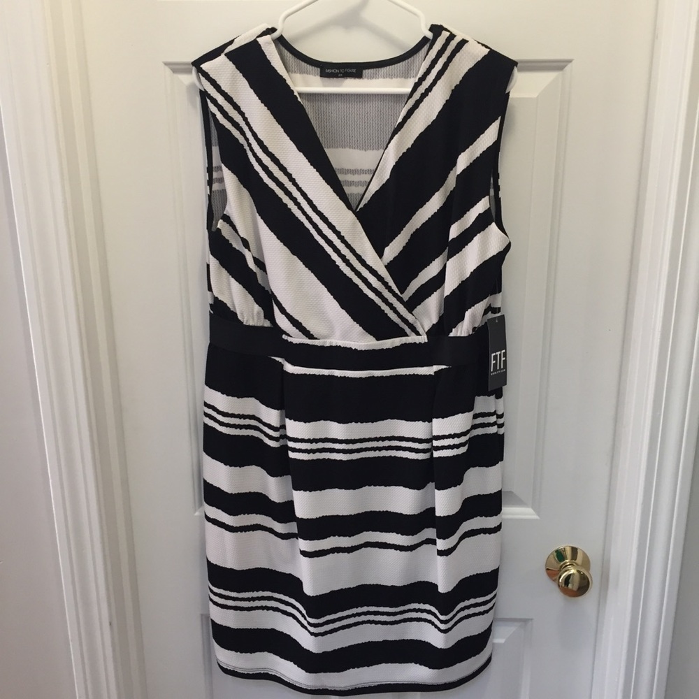 Black and White Fashion to Figure Dress