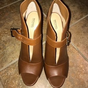 Michael Kors tan leather pumps
