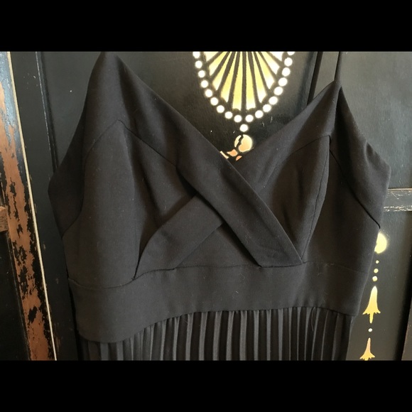 Black and white maxi with an accordion skirt. - Picture 2 of 6