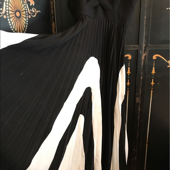 Black and white maxi with an accordion skirt. - Picture 4 of 6