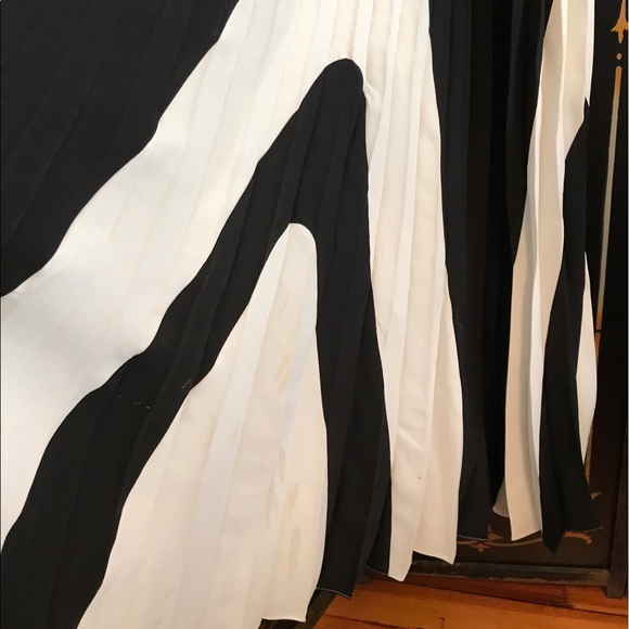 Black and white maxi with an accordion skirt. - Picture 5 of 6
