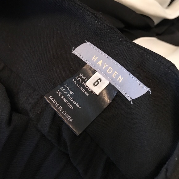 Black and white maxi with an accordion skirt. - Picture 6 of 6