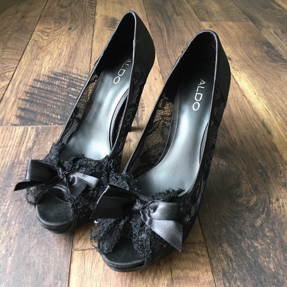 Black Aldo pumps w. lace & bow detail, size 9