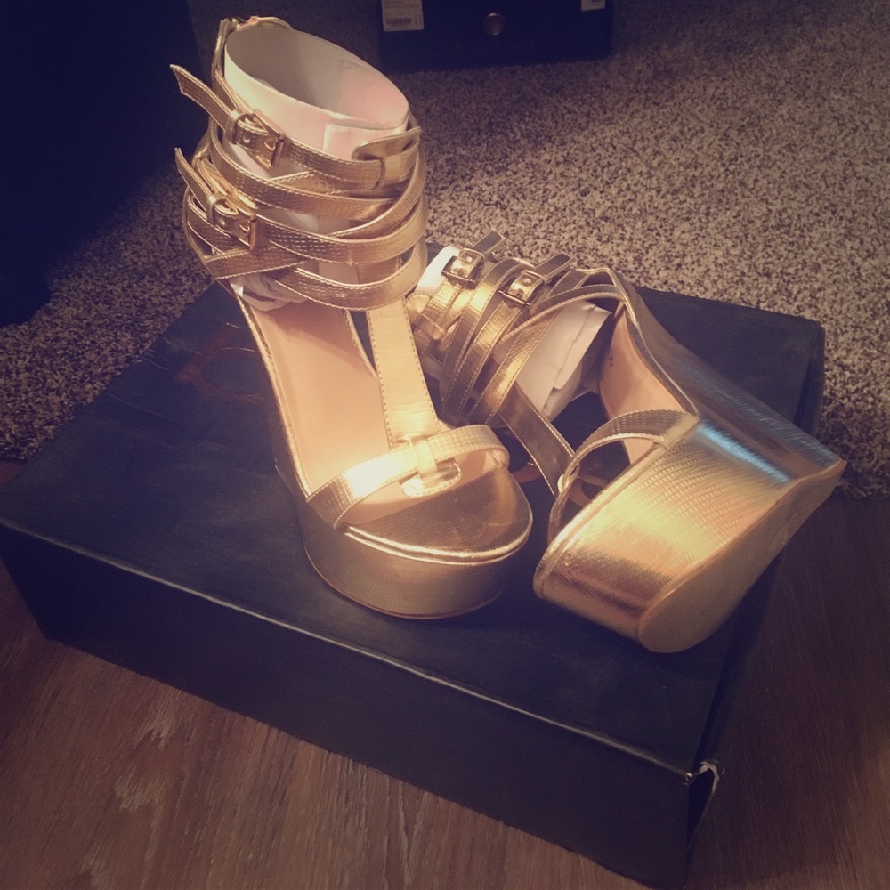 Bebe Gold Blairre size 7 ...
