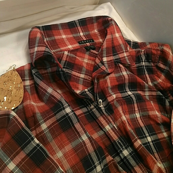 Lightweight Fall Theory Button Down Shirt. - Picture 2 of 3